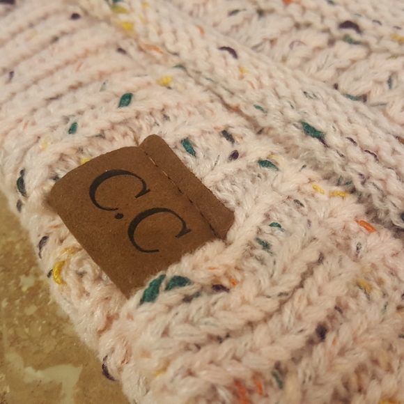 🤍BRAND NEW!🤍MESSY BUN SNOW HAT🤍 - Picture 2 of 3